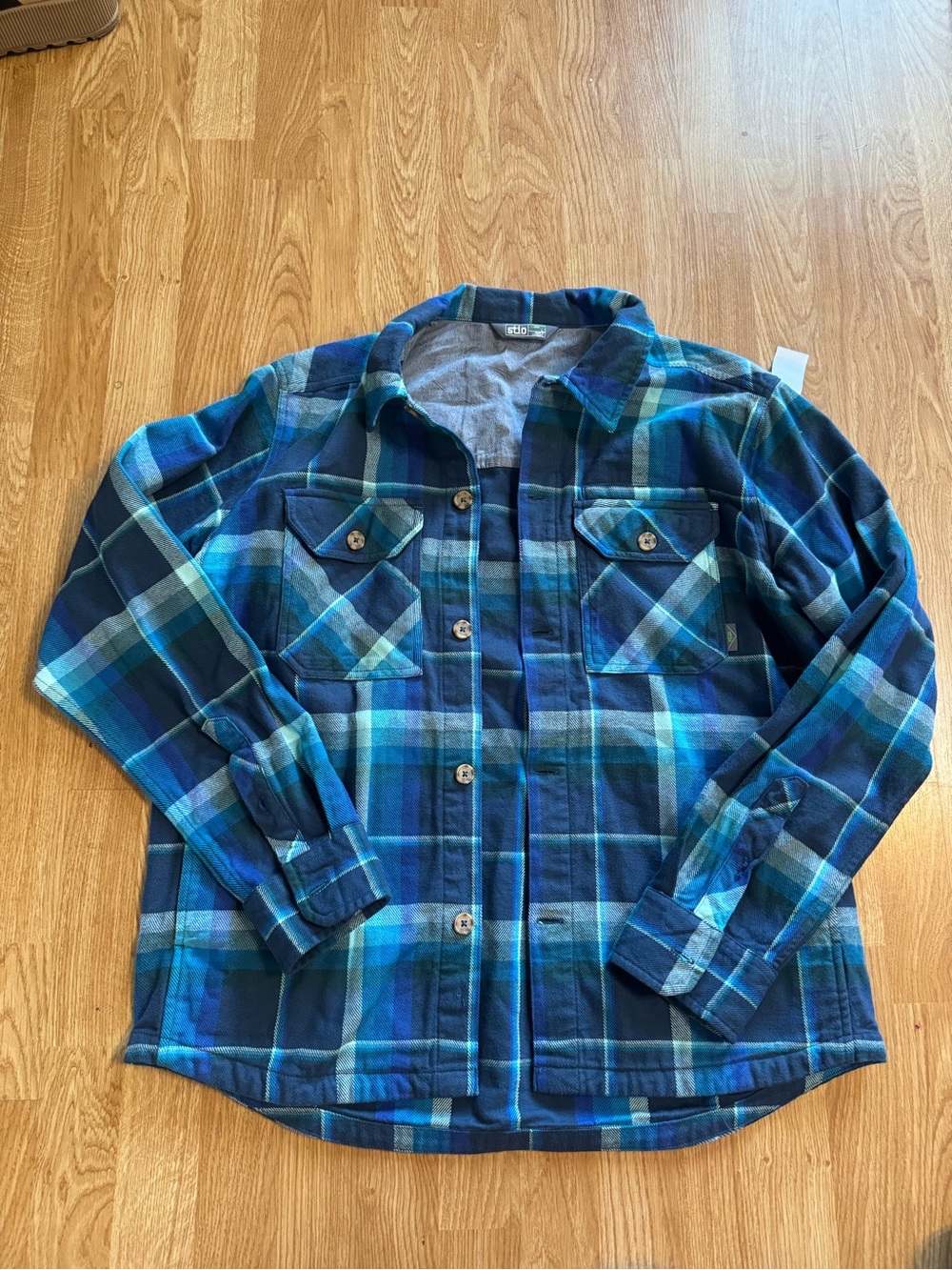 STIO Men’s flannel size Large